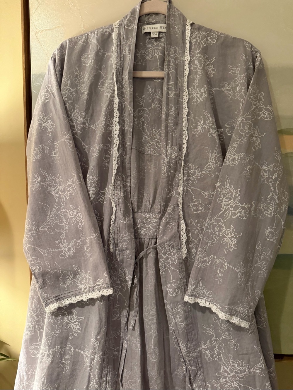 Eileen West Gray Floral Robe with Lace Trim - Picture 2 of 4